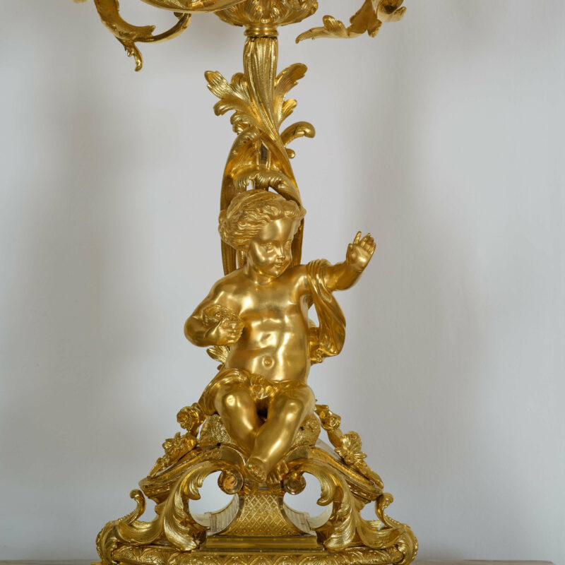 Franzoesische Bronze dore Kerzenleuchter mit Puttis 03
