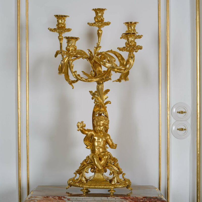 Franzoesische Bronze dore Kerzenleuchter mit Puttis 05 1